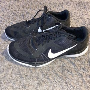 WOMEN’S Nike Flex TRG Tennis shoes 👟 Size 11🖤